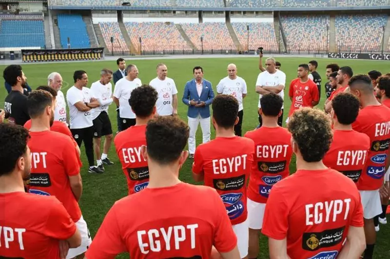 أشرف صبحي مع لاعبي منتخب مصر
